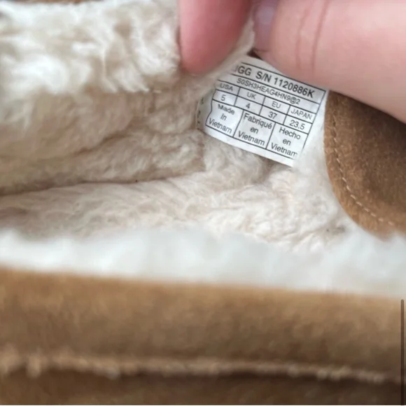 NWOB Ugg slippers - Picture 5 of 5